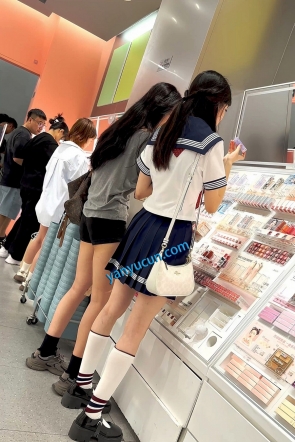 trump1489【KFC】⭐超美学生妹JK水手服·长得超美·M字腿劈开露出蓝色内