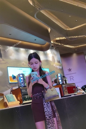 XM507棕色包臀裙极品美女星巴克等咖啡抄底，灰色内内
