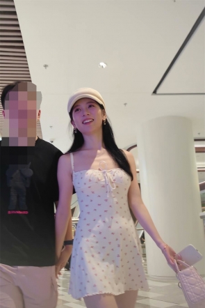 XM586白色连衣裙极品美女和男朋友逛街，肉色无痕内