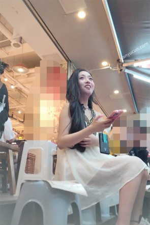 XM601白色连衣裙美女和闺蜜出来吃饭，黑色内内