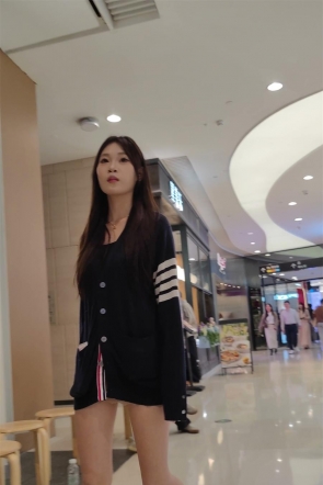 XM634黄色包臀裙极品身材美女和男朋友逛街吃饭，黑色窄内