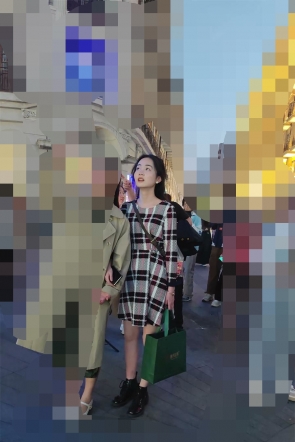 XM599粉色格子连衣裙女大学生和同学逛街，超长拍摄粉色丁字裤