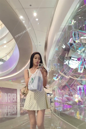 XM567黄色连衣裙极品身材美女和男朋友逛街，白色内内