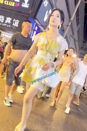trump1463【KFC】两个穿着暴露的少妇逛夜市·白内骚窄内一箭双雕