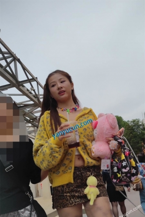 XM531豹纹超短裙极品身材肉色丝袜清纯美女，白色内内