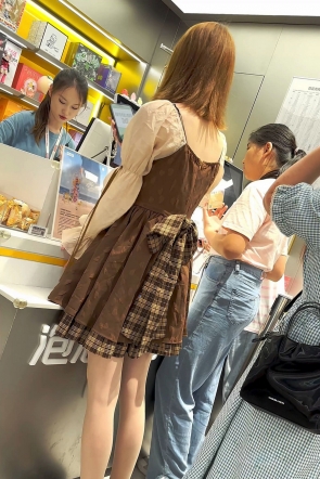 trump1504【KFC】可爱学生萌妹和男友买美妆·长裙肉色丝袜白内前后CD