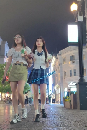 XM522蓝色JK小姐姐和朋友们逛街，白色内内