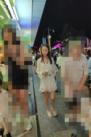 XM633白色连衣裙极品美腿少妇和老公朋友逛街，白色窄内