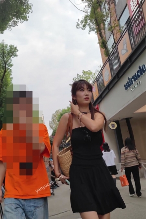 XM588黑色连衣裙美女和男朋友逛街买衣服，白色内