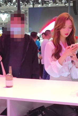 XM593肉色丝袜极品美女和朋友们逛展会，粉色内内