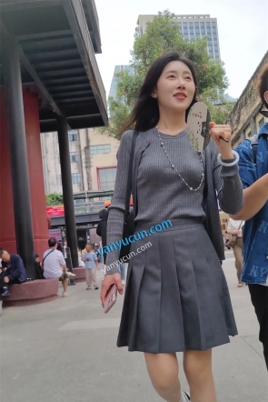 XM526灰色JK肉色丝袜小姐姐和男朋友逛街，白色内内