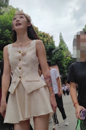 XM568黄色短裙美女和闺蜜逛街，白色内内
