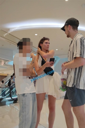 XM515白色性感露背连衣裙外国小姐姐和男朋友打卡拍照，白色丁字裤