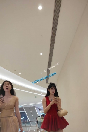 XM557红色连衣裙美女和闺蜜逛街吃饭，白色内内