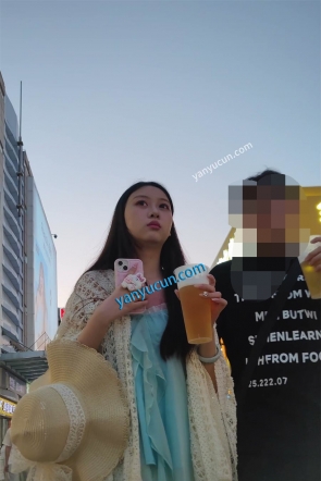 XM520蓝白连衣裙裙小姐姐和男朋友逛夜市，白色窄内