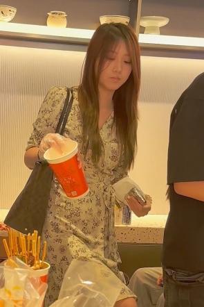 trump1535【KFC】长裙学生妹和朋友逛街吃饭·淡蓝色内内前后CD