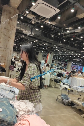 XM564白色蕾丝连衣裙店员整理撅着屁股衣服，灰色窄内