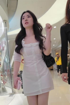 XM609白色连衣裙美女和闺蜜逛街买东西，黄色内内