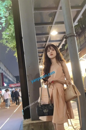 XM518粉色连衣裙极品美女和闺蜜逛街，白色内内