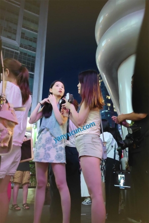 XM563白色印花短裙小姐姐和闺蜜打卡拍照，白色内内