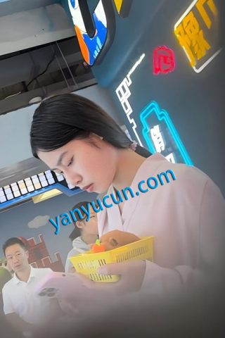 lh009[CD抄底]CD抄底抓娃娃的小姐姐穿着性感的肉丝！