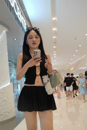 XM622黑色超短裙上衣半开的骚货和闺蜜逛街，黄色内