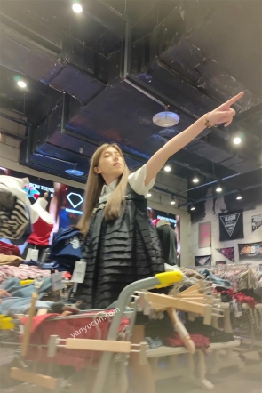 XM582黑色连衣裙服装店极品店员撅着屁股整理衣服，绿色内内