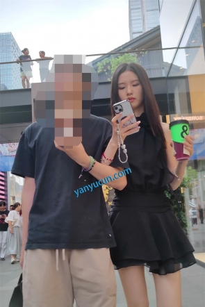 XM558黑色连衣裙小姐姐和男朋友逛街，白色内